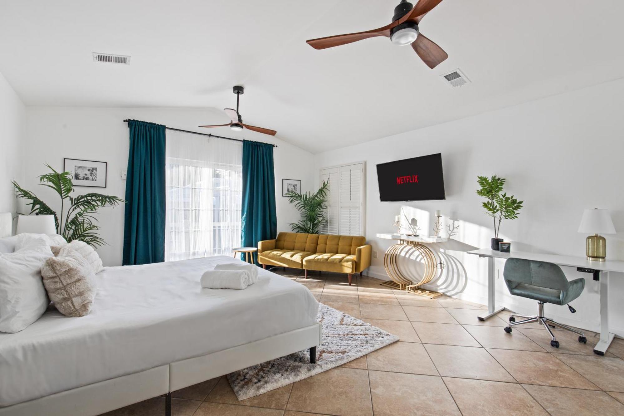 Modern Oasis With Pool & Jacuzzi Near Universal Сasa de vacaciones